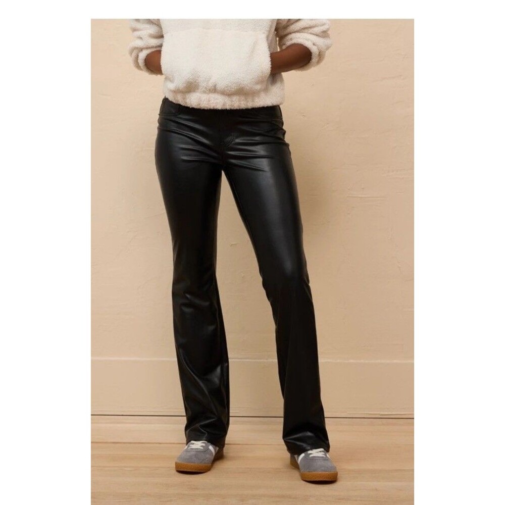 American Eagle Stretch Vegan Leather Super High Rise Size 6 Faux Leather Black